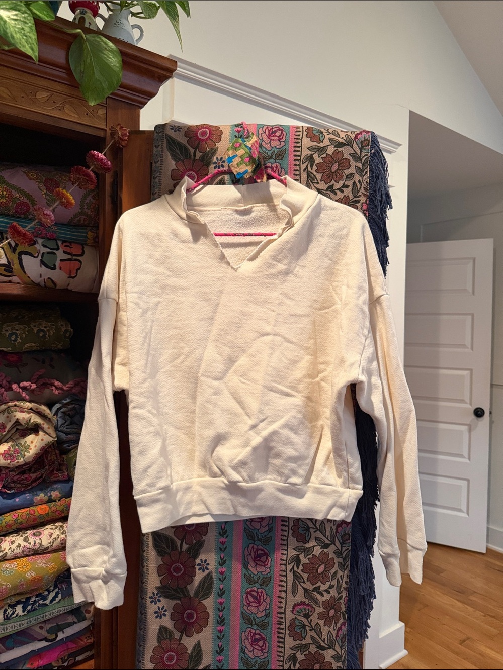 Pansy Cream V-Neck Pullover Sweatshirt